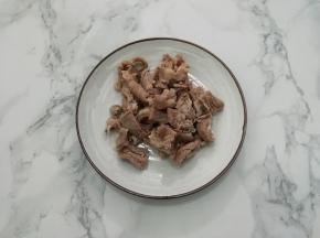 焯好水的牛肉捞出，再用温水冲洗一遍