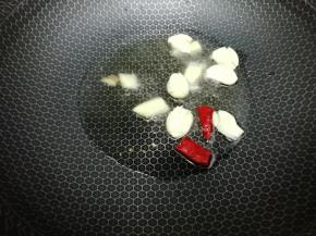 锅中放入适量的油，然后把姜蒜，小米椒放入锅中炒香
