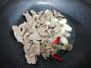 在把焯好水的牛肉放入锅中翻炒片刻