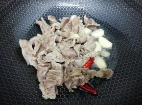 在把焯好水的牛肉放入锅中翻炒片刻