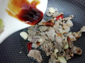 然后加入蚝油炒均匀