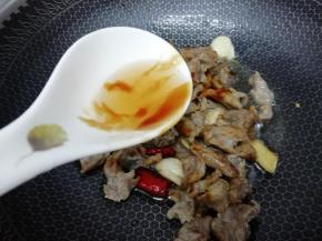 加入料酒翻炒均匀