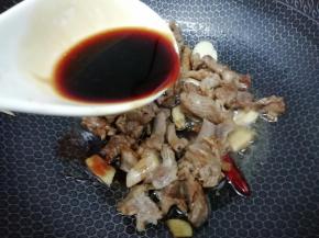 加入生抽翻炒炒几下