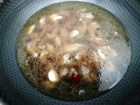 在加入没过食材一指的水大火烧开后，转中火煮到牛肉快熟