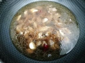 在加入没过食材一指的水大火烧开后，转中火煮到牛肉快熟