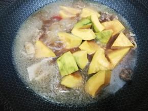 在放入南瓜块，继续煮到食材熟汤汁快干，然后鸡精翻炒均匀即可关火出锅