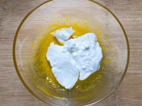 分三分之一蛋白到蛋黄糊中翻拌均匀