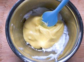 再倒回蛋白盆中，继续翻拌均匀