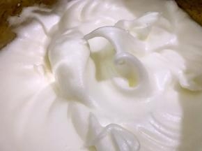 打发至能湿性大勺拉出小弯钩即可