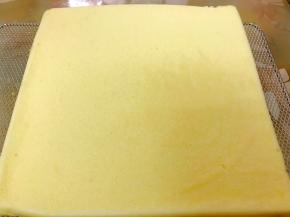 出炉后震出热气，倒扣在烤网上趁热撕下油纸，妥妥的毛巾面