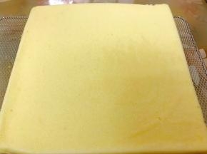 出炉后震出热气，倒扣在烤网上趁热撕下油纸，妥妥的毛巾面