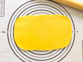 擀成长方形，切掉四边