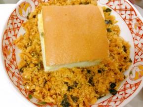 然后每一个长都抹上沙拉酱后放入肉松里滚一圈，尽量裹的满一些