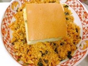 然后每一个长都抹上沙拉酱后放入肉松里滚一圈，尽量裹的满一些