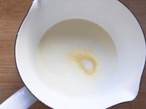 淡奶油，纯牛奶和糖混合，用小火加热至细砂糖融化，