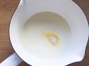 淡奶油，纯牛奶和糖混合，用小火加热至细砂糖融化，
