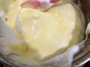 最后全部蛋白跟蛋黄糊混合翻拌