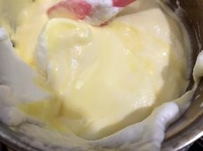 最后全部蛋白跟蛋黄糊混合翻拌