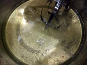 蛋清放入无油无水的盆里，加入白糖25克