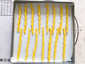 两头拉起，反方向扭