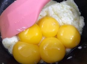 鸡蛋分离，蛋黄加入面糊里（我做其他东西多一个蛋黄也放进去了）