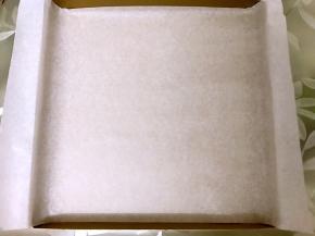 三能烤盘里铺上油纸备用