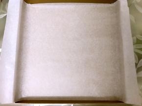 三能烤盘里铺上油纸备用