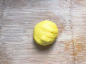 搅拌均匀成团，盖上保鲜膜松弛半小时