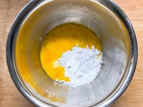 鸡蛋加入黄油和糖粉搅拌均匀，黄油提前软化