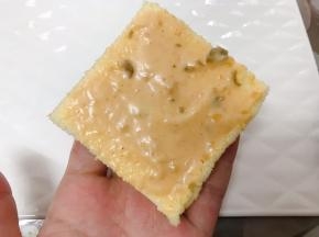 先取一片蛋糕片抹上沙拉酱或者千岛酱，再盖上一块蛋糕片