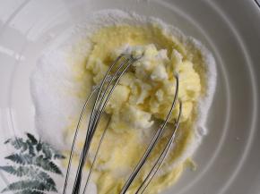 把糖粉加入到软化好的黄油里，用手动打蛋器搅拌均匀