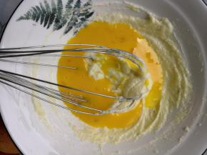 加入鸡蛋液继续搅拌均匀