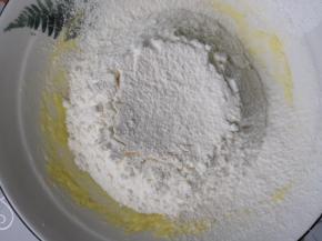 筛入低粉，用刮刀翻拌均匀