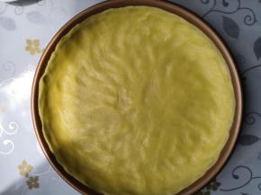 把和好的面在派模具中压开，薄薄的一层即可。放入冰箱冷藏待用