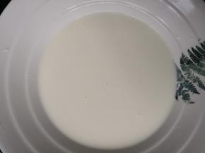 制作塔液：淡奶油和牛奶充分搅拌均匀