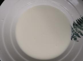 制作塔液：淡奶油和牛奶充分搅拌均匀