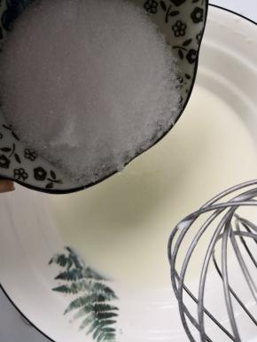 加入细砂糖 ，搅拌糖溶化