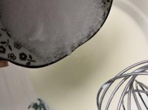 加入细砂糖 ，搅拌糖溶化