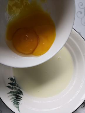 加入蛋黄 搅拌均匀