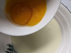 加入蛋黄 搅拌均匀