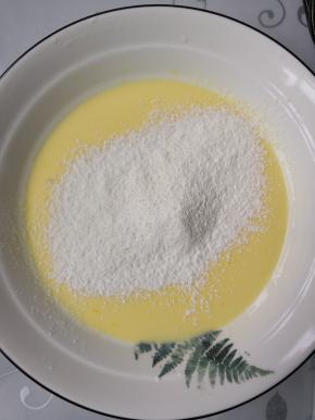 筛入低粉和奶粉，快速搅拌均匀