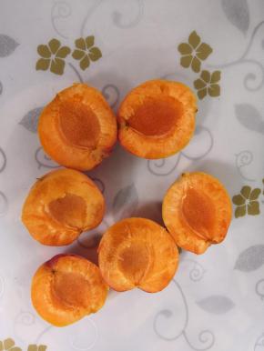 甜杏清洗干净，用厨房纸擦干水份切成两半备用