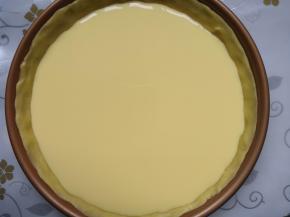 从冰箱里拿出塔皮，倒入塔液