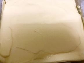 用刮刀抹平表面，放入预热好的烤箱中层170度烤20分钟