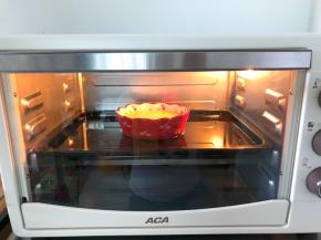 放入预热好的烤箱200度中层，上下火30分钟，烤盘中倒入水