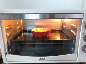 放入预热好的烤箱200度中层，上下火30分钟，烤盘中倒入水