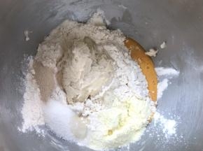 厨师机内加高粉、全蛋液、细砂糖、奶粉、酵母跟凉透的烫种面团