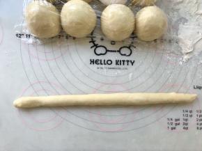 撒点干粉，取一份松弛好的面团搓成长条