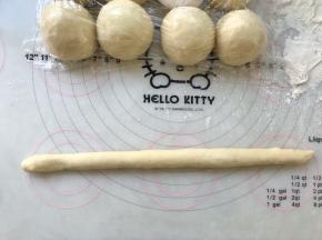 撒点干粉，取一份松弛好的面团搓成长条