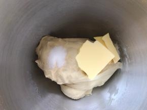 加黄油跟盐，继续启动揉面程序将材料揉均匀